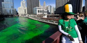 La rivière verte à Chicago pour la Saint Patrick